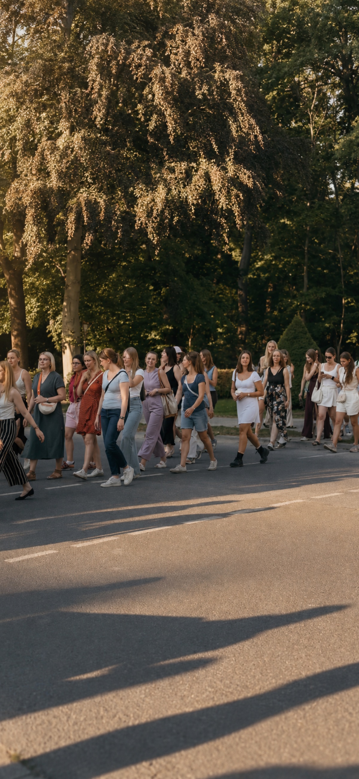 Eine große Gruppe Frauen läuft gemeinsam durch die Stadt